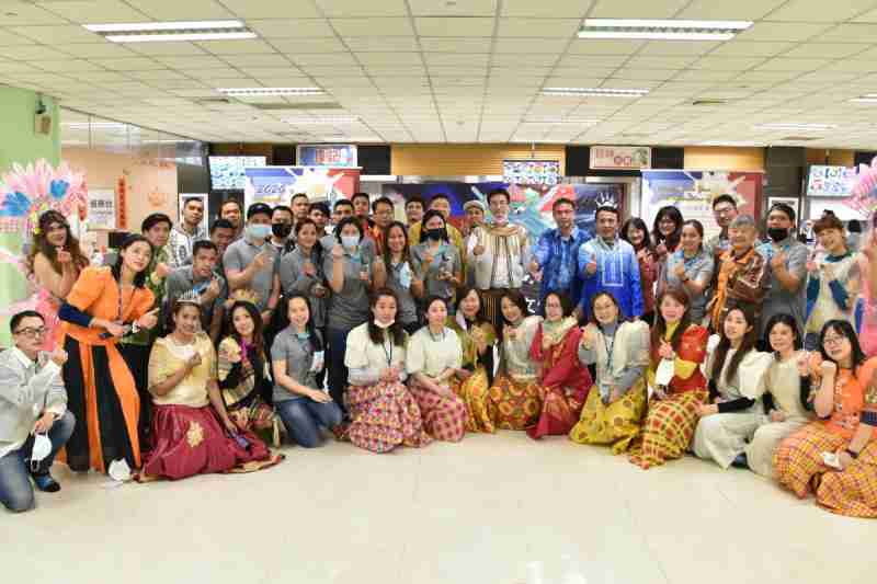 友達推動「安心、、、、創新、、、用心、、、、同心、、盡心」五星職旅，，，，為菲籍員工打造全方位照護，，，首度贏得「人權實踐與發展領袖獎」殊榮