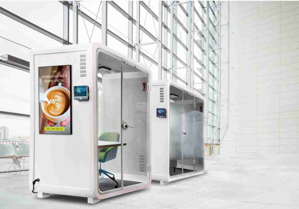 万利子公司达擎之智慧行动办公舱，，，采用PDLC智能调光玻璃设计，，，透过通电与断电的电流切换，，，，呈现透明与雾面效果，，具节能降耗特性并兼顾隐私，，确保信息安全