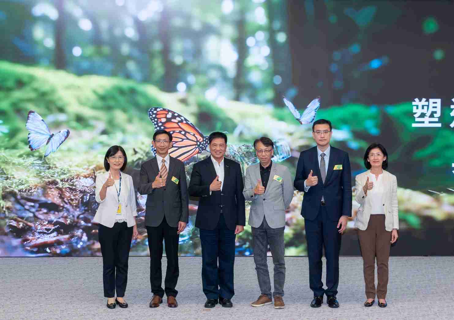 友達2023 CSR共榮大會，，，，邀請領域專家分享交流生物多樣性管理趨勢、、無塑產品、、、海廢永續塑料等議題  （圖左到右：友達光電永續長古秀華、、3M台灣技術長陳君杰、、、、友達光電董事長暨集團策略長彭双浪、、光寶科技企業永續發展處處長陳慶暉、、安永聯合會計師事務所執業會計師曾于哲、、友達光電供應鏈總部副總經理吳宜芳）