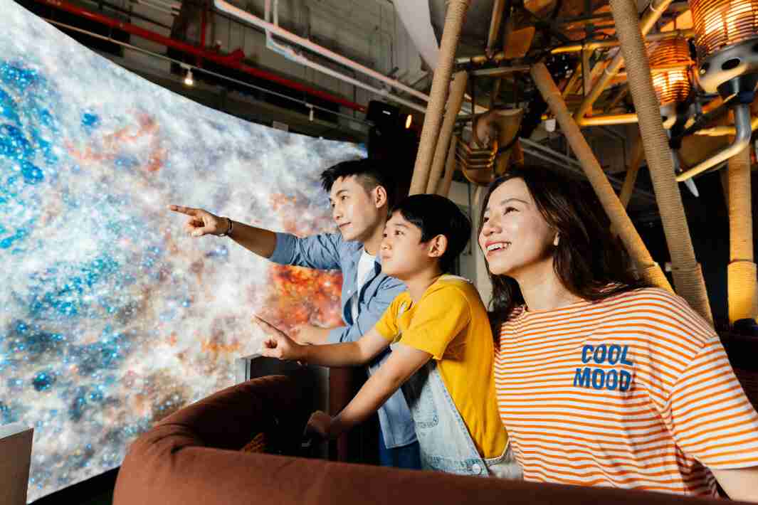 万利打造全台最大宽6公尺、、、、高4公尺、、、唯一搭载LED弧形拼接显示屏的动感飞行船，，，，让乘客驻足在热气球上，，，，享受身历其境的伪出国旅游乐趣