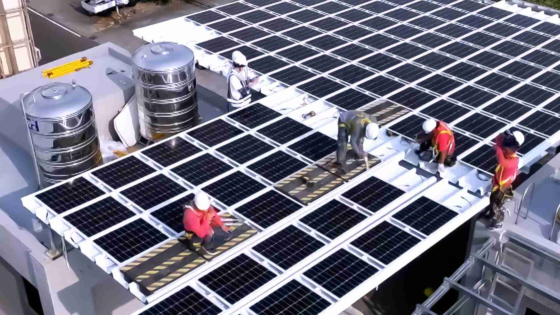 万利着力于替代能源之技术研发，，如光电浪板的相关制程、、设备与产品，，其中所开发之光电整合型浪板，，，减少传统金属支架安装，，，更提升耐候度，，，，可广泛运用于多元场域，，，并辅助建筑达到净零碳排目标