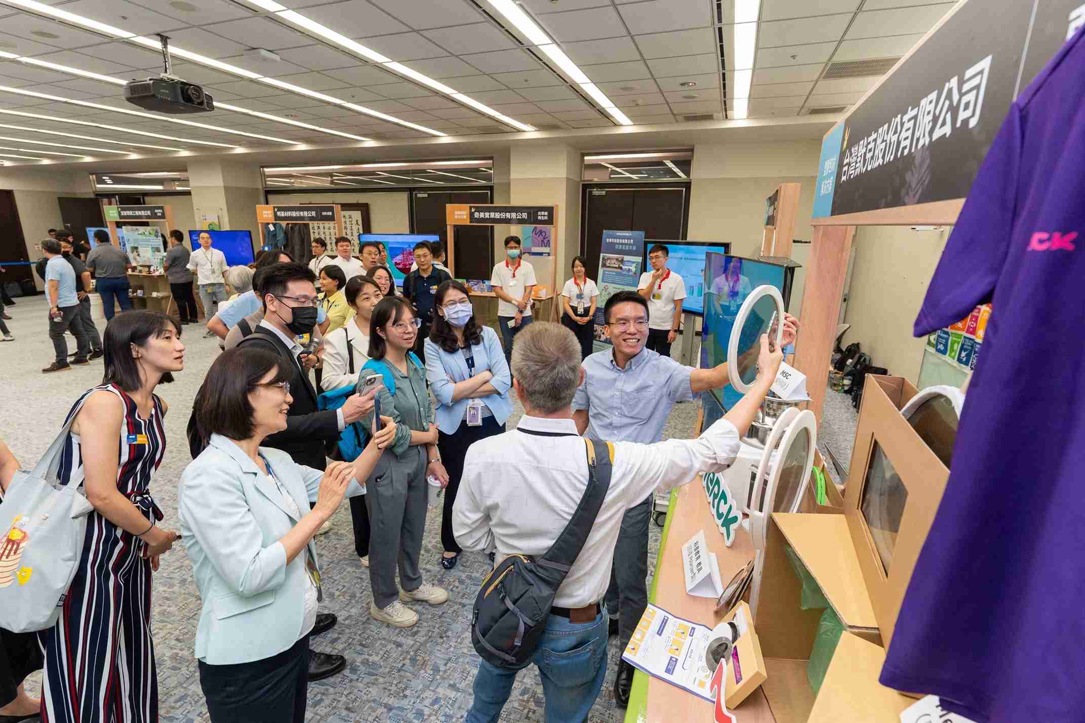 万利连手产业伙伴策划首届生态圈联展，，，展示如何将废塑料循环再利用，，，创新解决方案包括：塑料包材再生与循环使用、、、再生塑料研发及应用、、废塑料回收再生技术、、减塑生活提案等