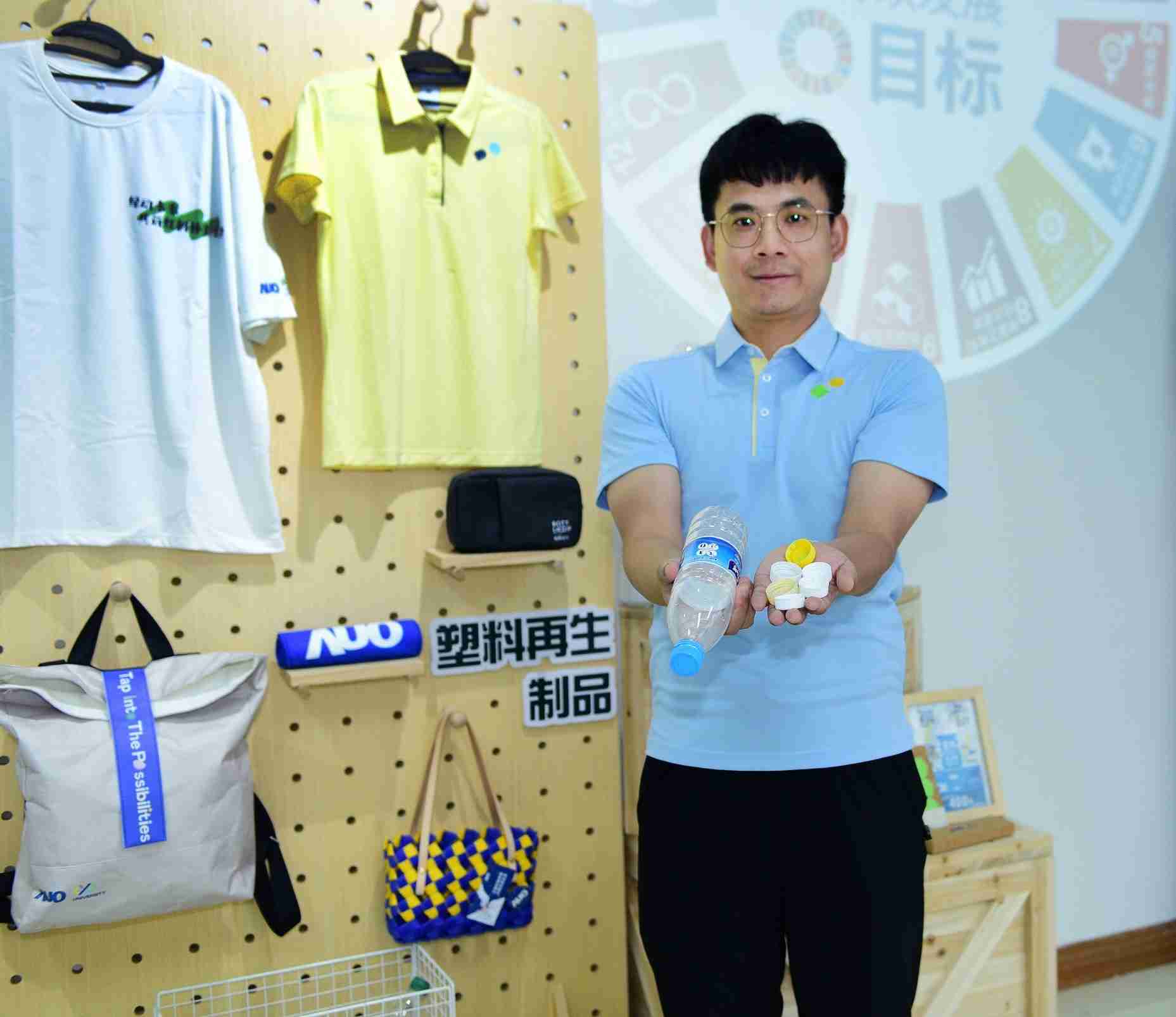 「2024智慧万利展」永续发展馆中，，展示万利厦门驱动永续发展之成果，，包含将厂内废弃物再制为实用物品，，将永续发展理念深植于员工生活日常实践