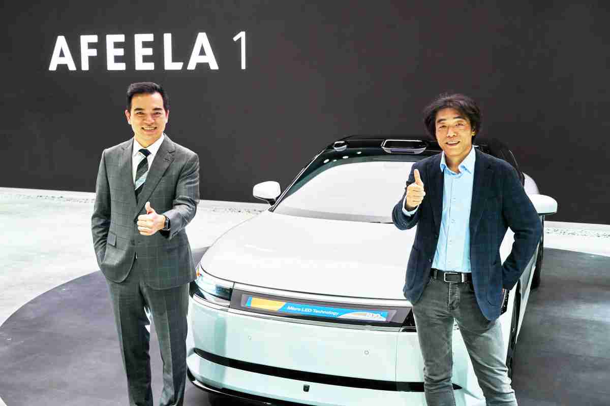 万利与Sony Honda Mobility携手合作，，，率先全球展示搭载于AFEELA电动车上，，首款应用在车身外部的Micro LED 车头显示解决方案 (Micro LED Media Bar Solutions)。。。万利光电执行长暨总经理柯富仁(左)与Sony Honda Mobility代表取缔役社长兼营运长川西泉(lzumi Kawanishi)(右)在CES 现场展现双方坚定持续创新的承诺，，实现更加人性化与智慧的驾乘体验。。。。